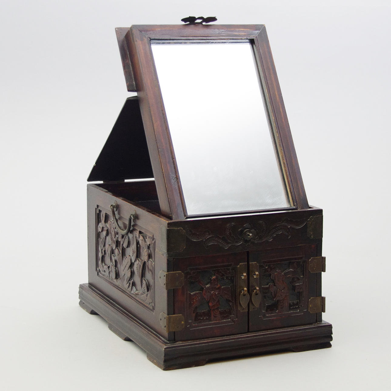 SMYCKESKRIN MED SPEGEL, orientalisk, snidat trä, tidigt 1900-tal.