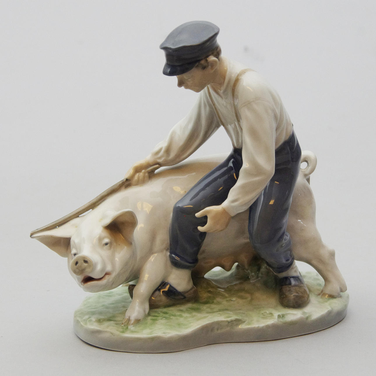 FIGURIN, dräng med gris, Royal Copenhagen.
