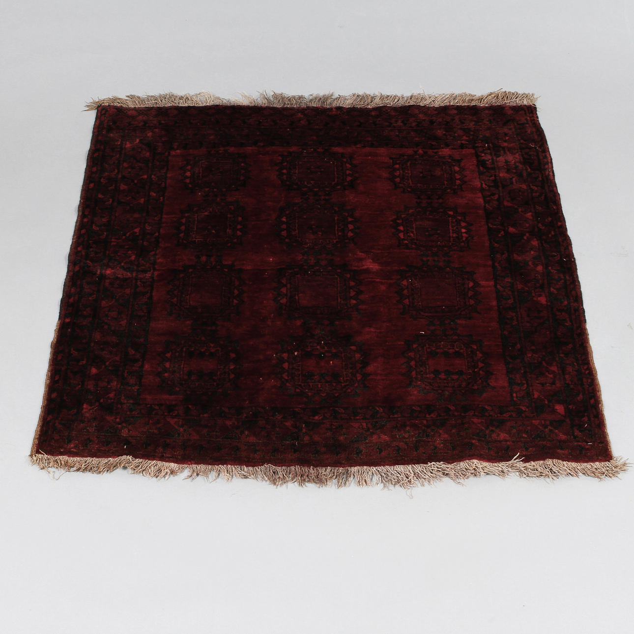 ORIENTAL CARPET, Afghan. 143 x 140 cm.