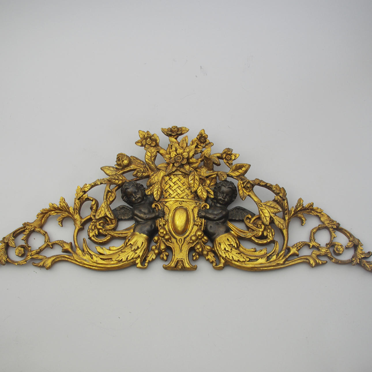 KRÖN, förgyllt med änglar, rokokostil, samtida.