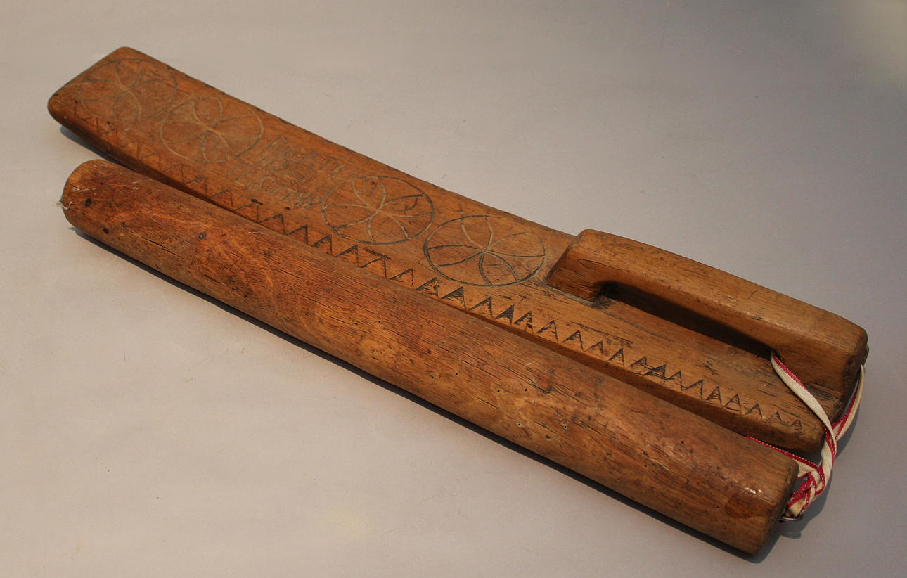 Mangelbräda i skuret trä, daterad 1788 med tillhörande kavel.