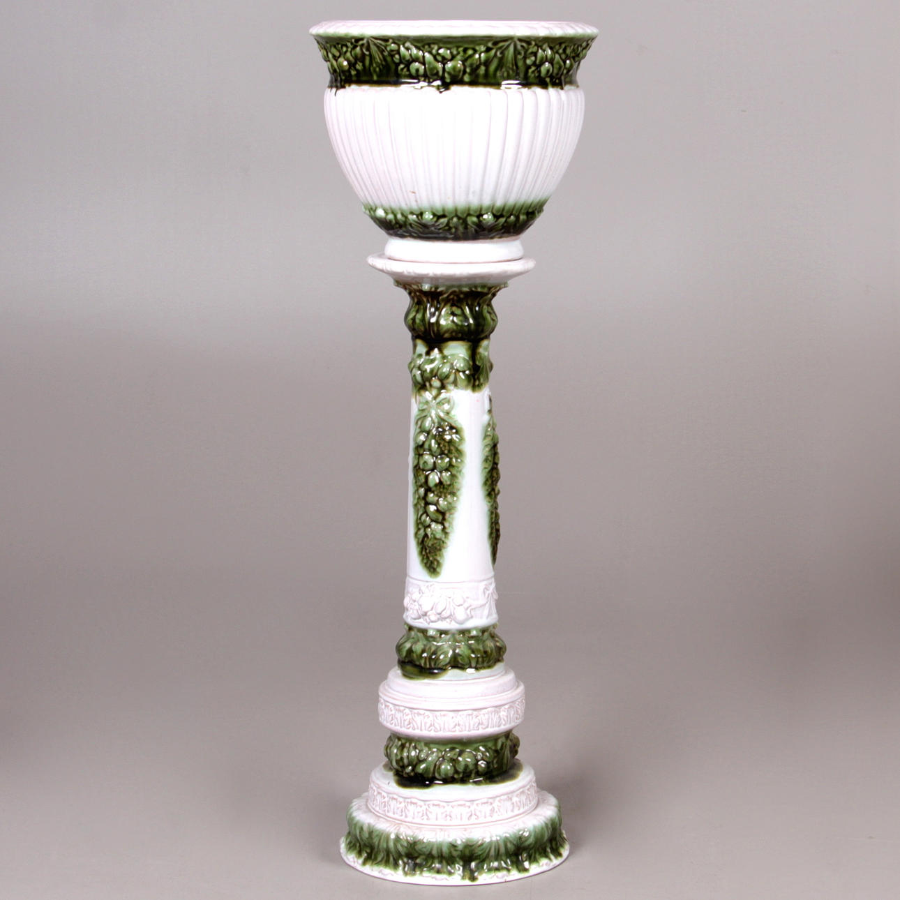 YTTERFODER, på piedestal, laserat lergods, Tyskland, 1900-tal.