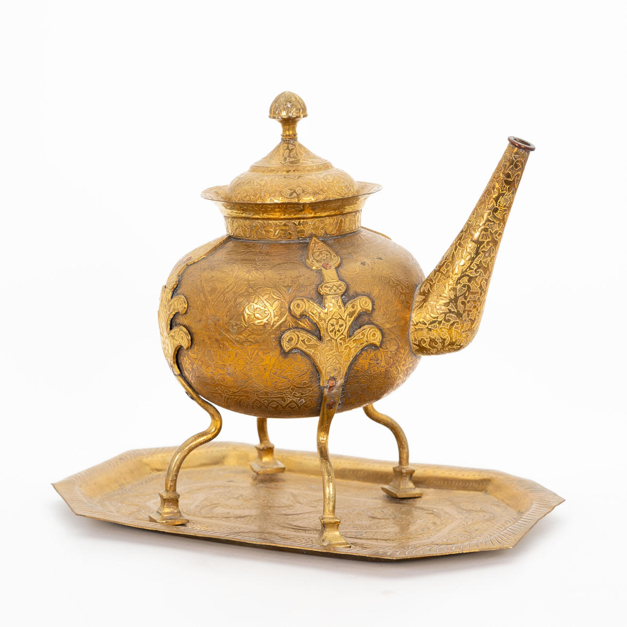 TEKANNA OCH BRICKA, orientalisk, mässing 1900-tal.