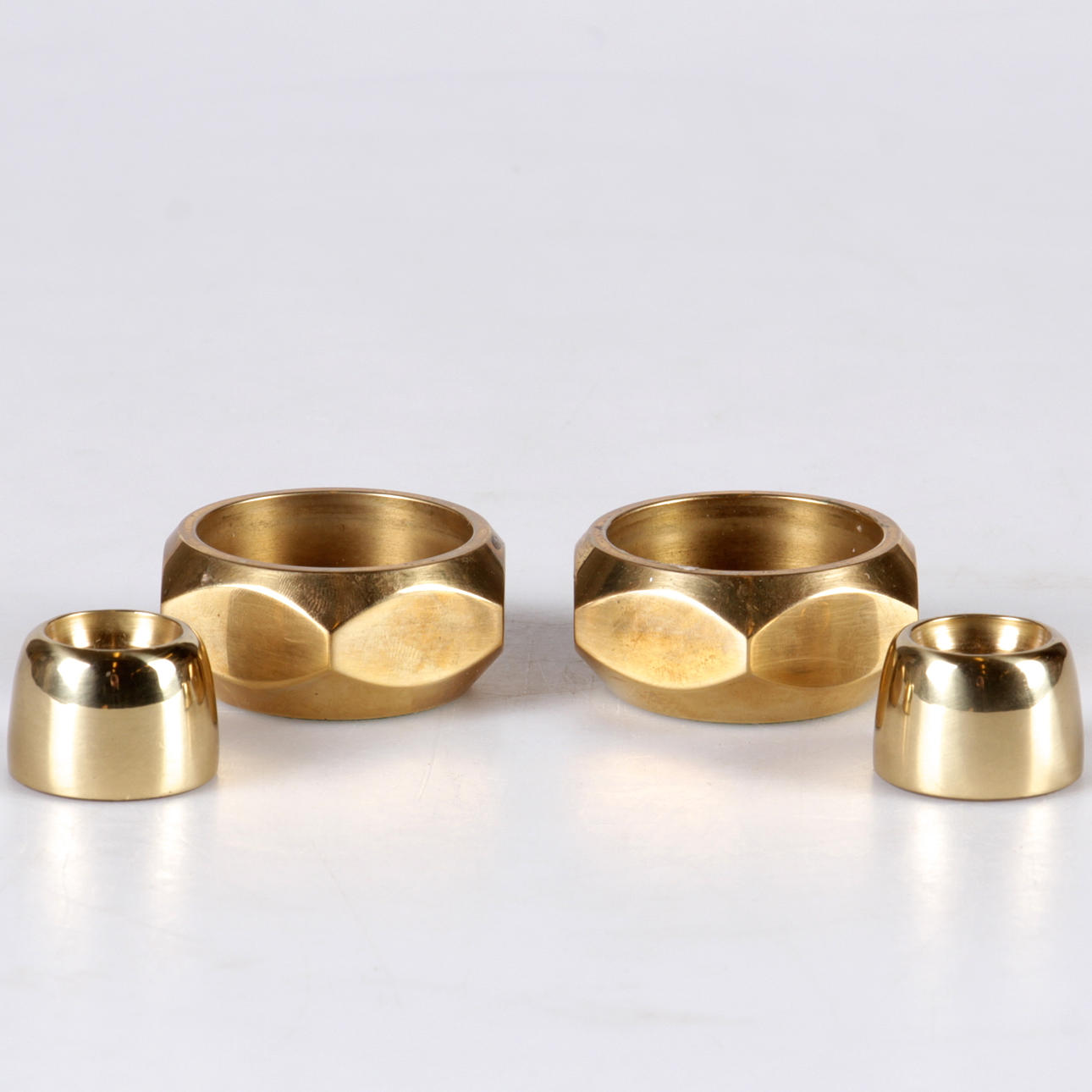 LJUSSTAKAR, två par, mässing, Markaryd samt Skultuna, 1900-tal.