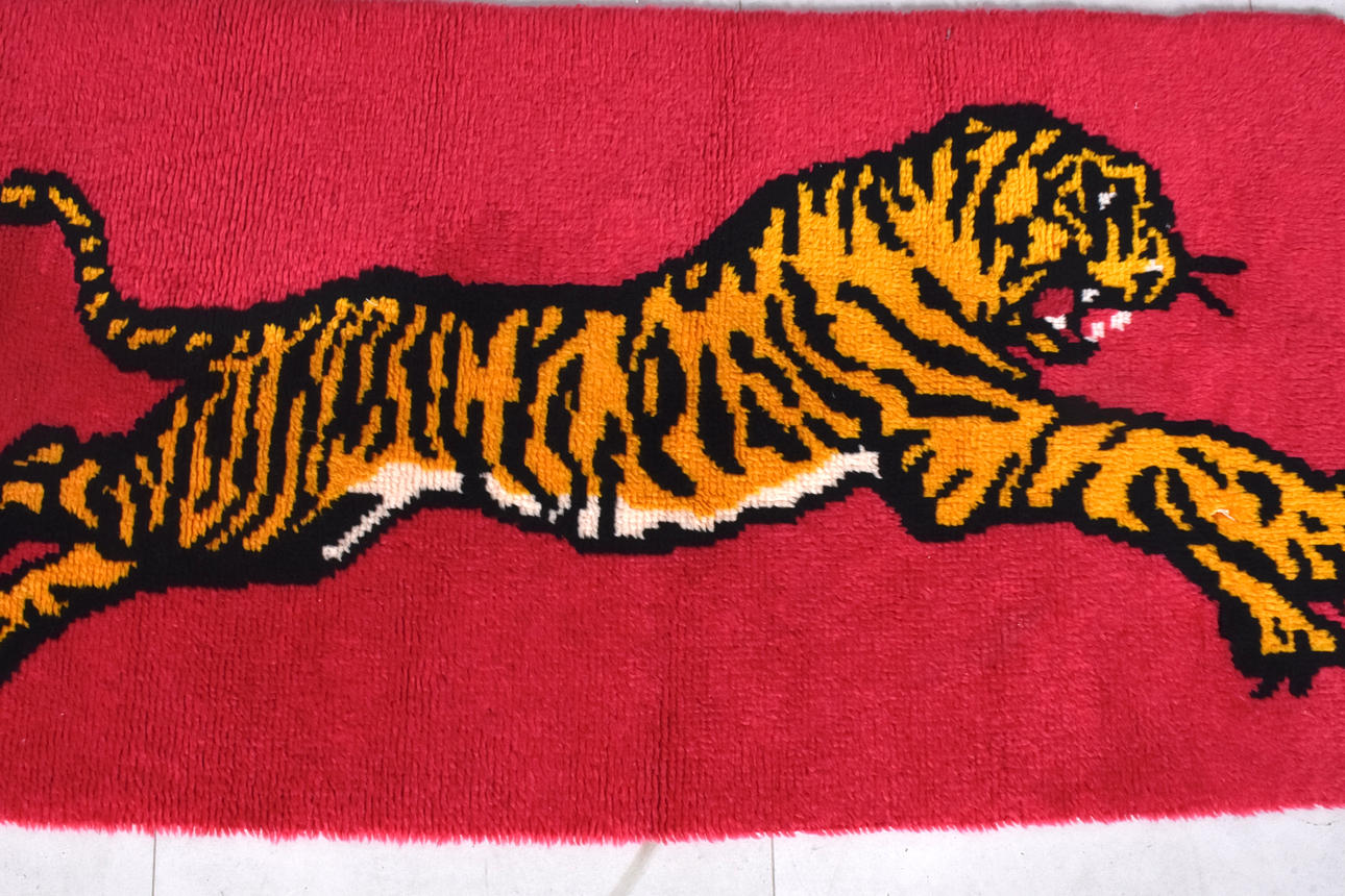 CARPET, RYA, decor with tiger.
