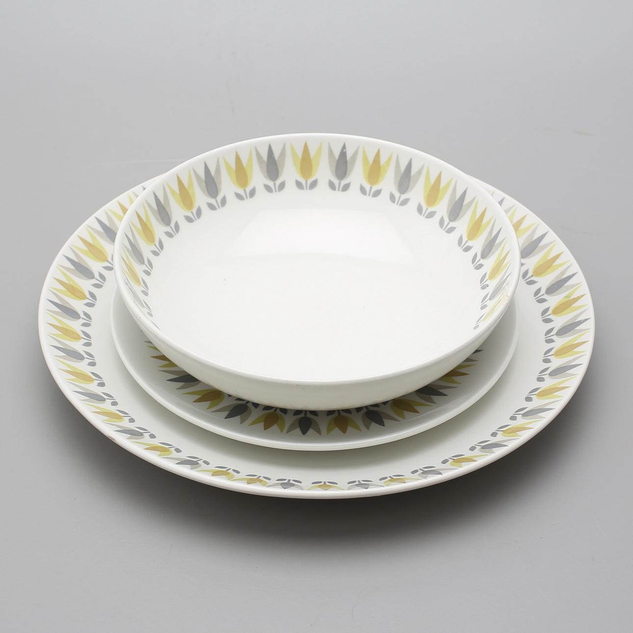 MATSERVISDELAR, 36 stycken, "Lotus Gul", Bibi Breger, Gustavsberg.