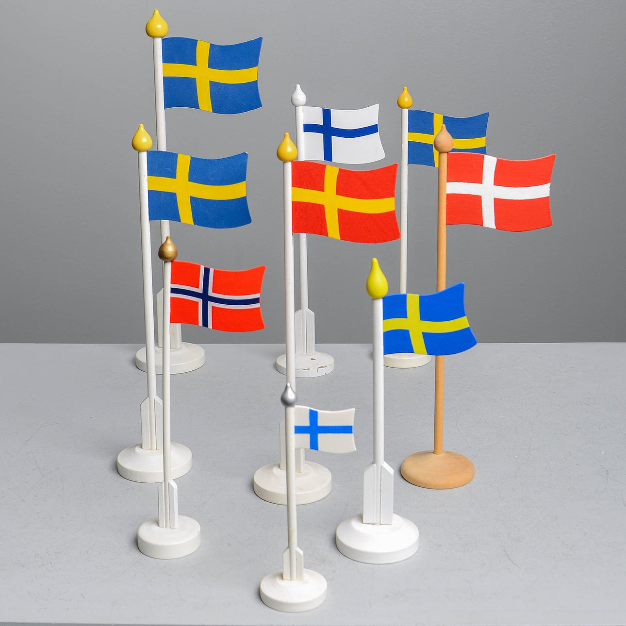 BORDSFLAGGOR, 9 st, Skandinaviska flaggor i trä.