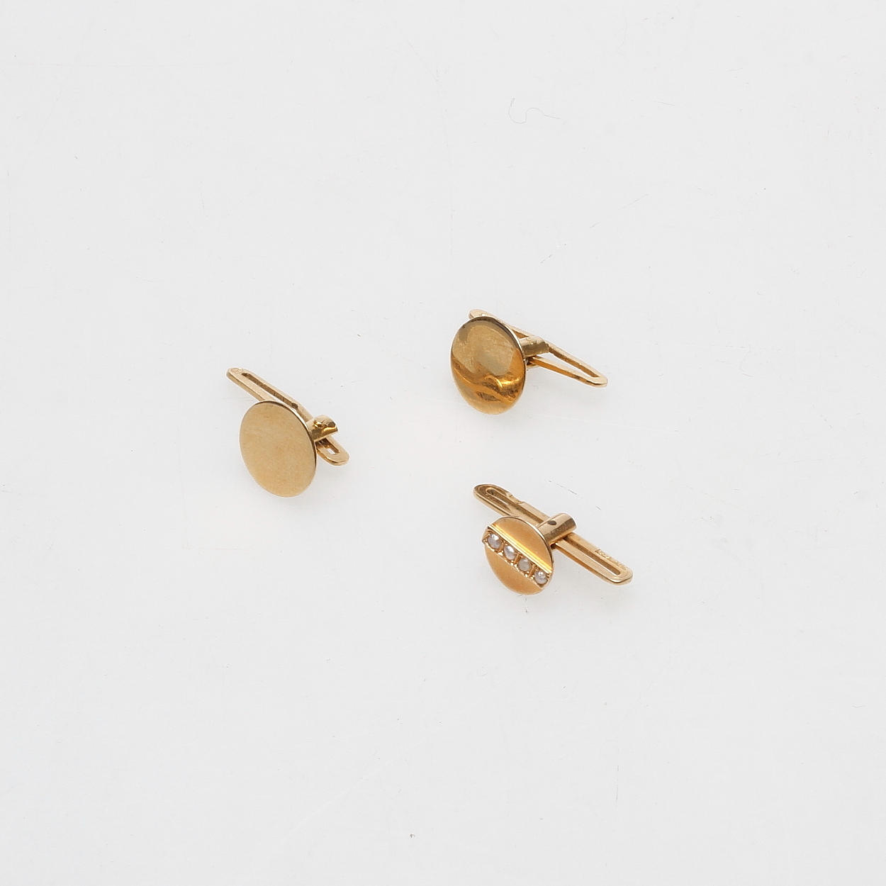 KNAPPAR, 3 st, 18k guld, vikt ca 3 gram.