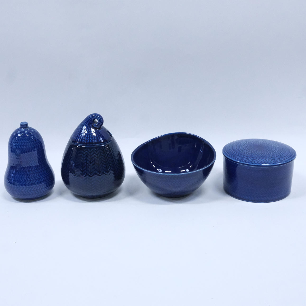 HERTHA BENGTSSON. RÖRSTRAND FYRA DELAR BLÅ ELD.