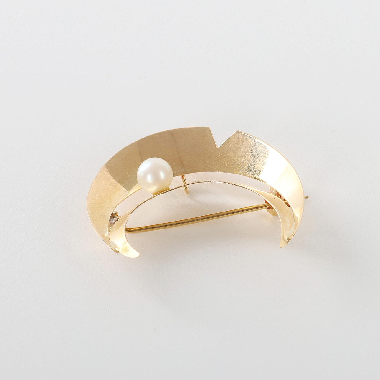 BROSCHE MIT PERLE, 18 K Gold, 1965.