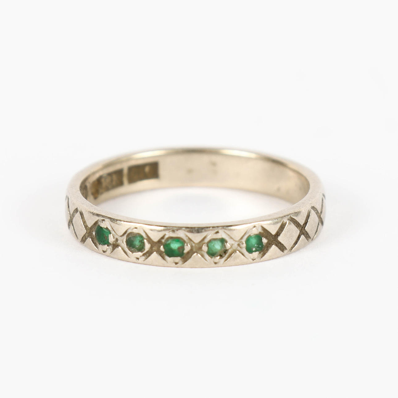 RING, 18 kt. hvidguld med små grønne sten.