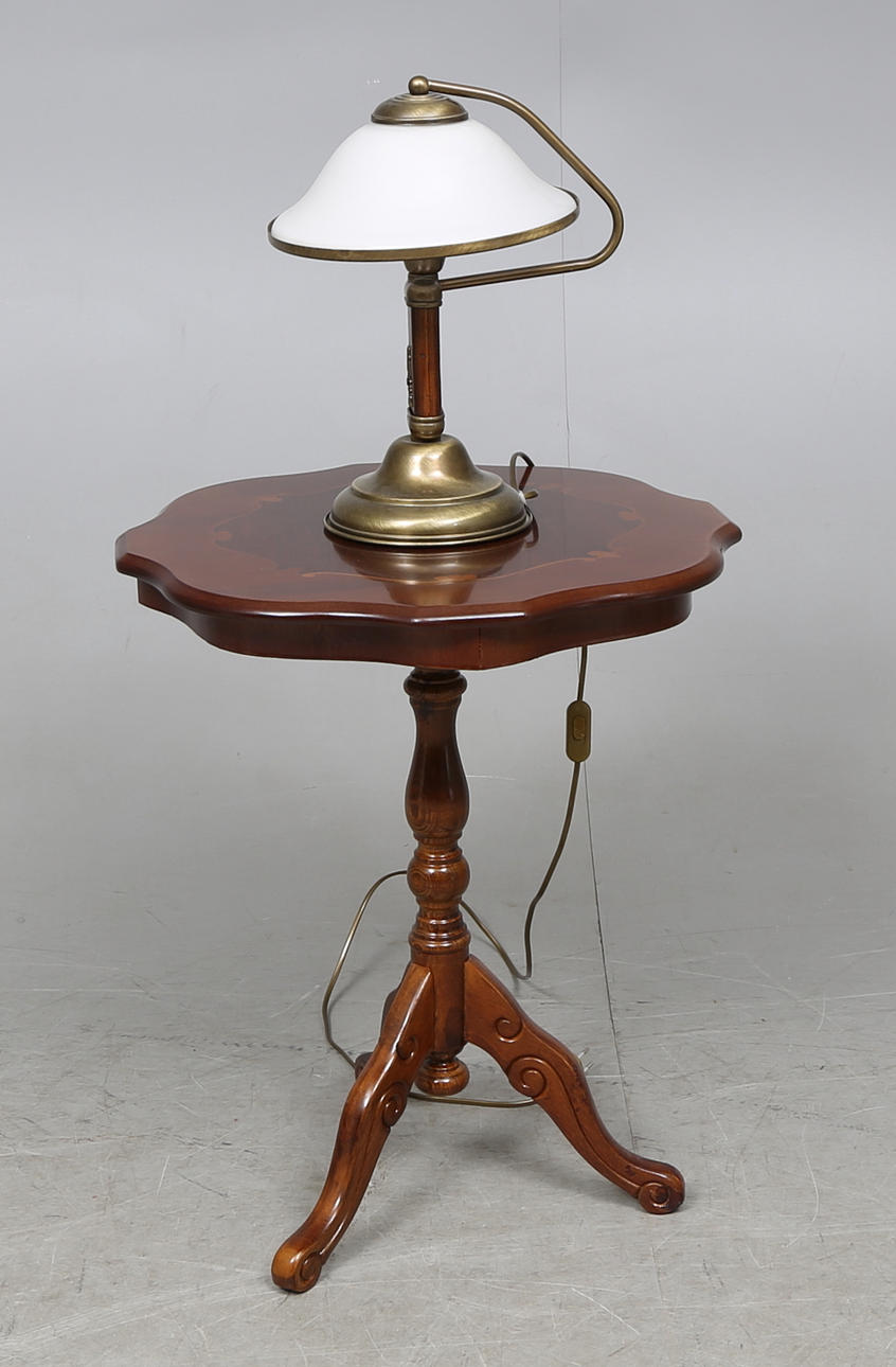 LAMPBORD samt BORDSLAMPA. Lamp Gustaf, 1900/2000-tal.