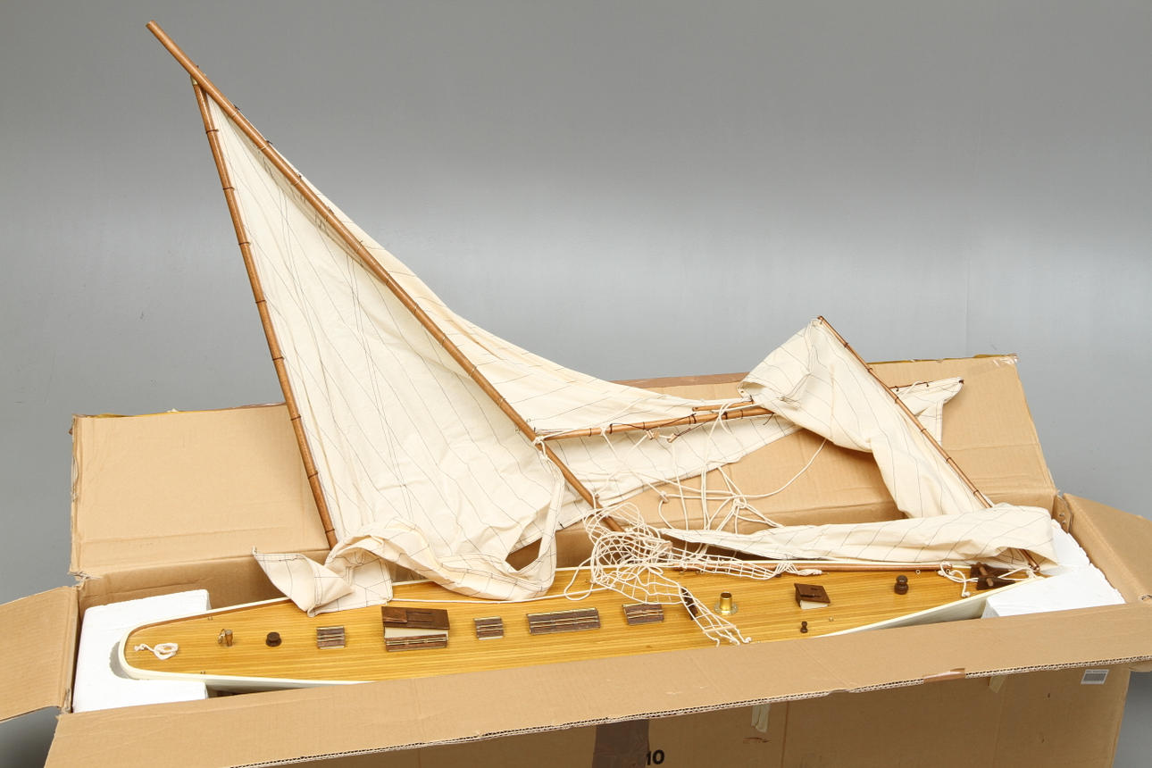 SEGELBÅT, i kartong.