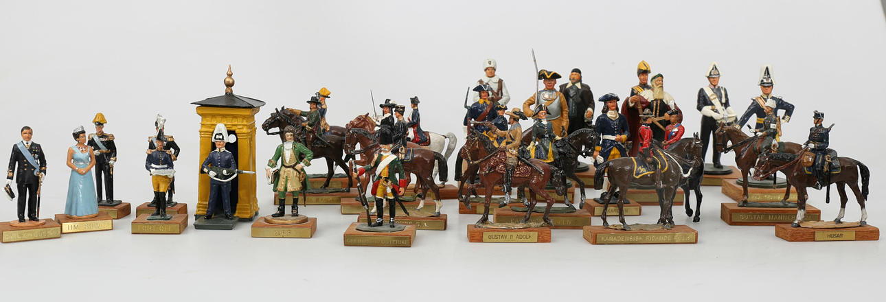 TENNSOLDATER, målade, 29 stycken, 1900-talets andra hälft.