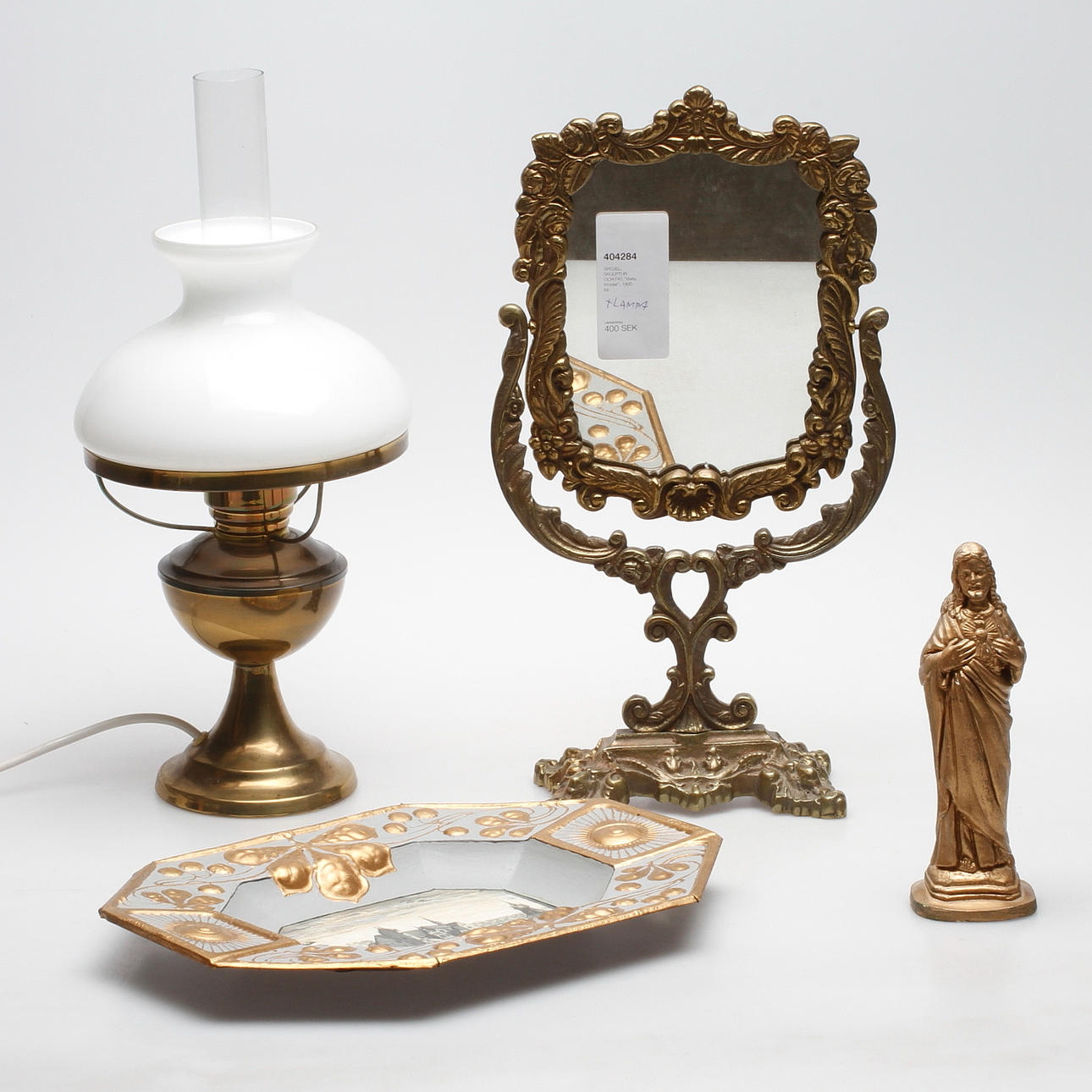 SPEGEL, BORDSLAMPA, SKULPTUR OCH FAT, "Vreta Kloster", 1900-tal.