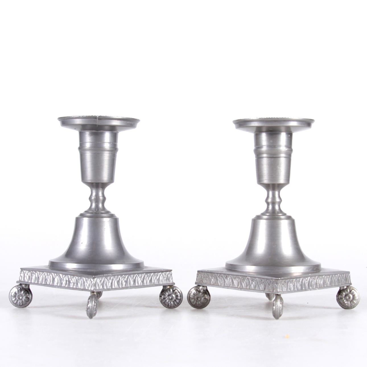 LJUSSTAKAR, ett par, tenn, Berndt Oskar Santesson (1844-1887), Stockholm.