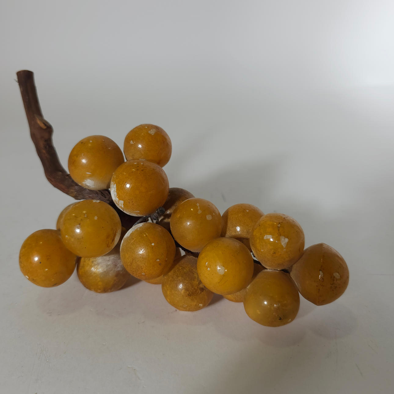 RACIMO DE UVAS EN ALABASTRO AMARILLO.