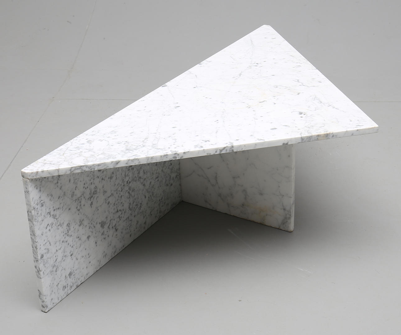 BORD, marmor, 1900-talets andra del.