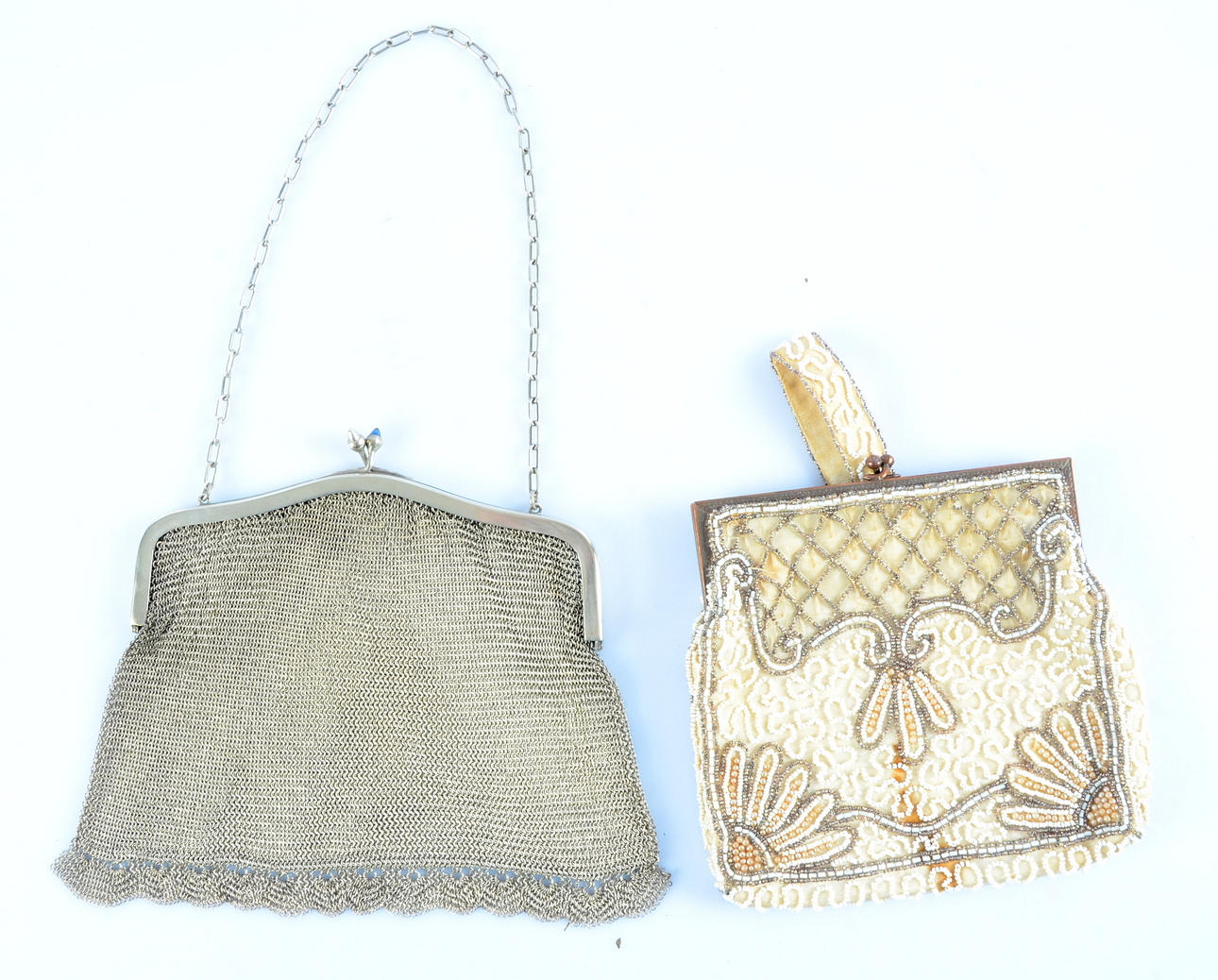 AFTONVÄSKOR, 2-stycken, pärlbroderi samt nysilver, 1900-talets första hälft.