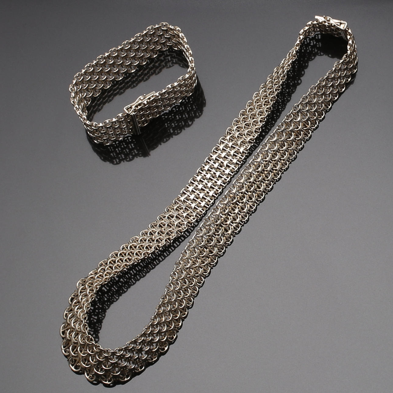 COLLIER och ARMBAND i sterling silver. Doserad X-länk med stav Vikt 138,81 g.