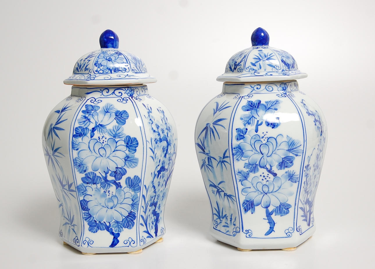 LOCKURNOR, 1 par, porslin 1900-tal.