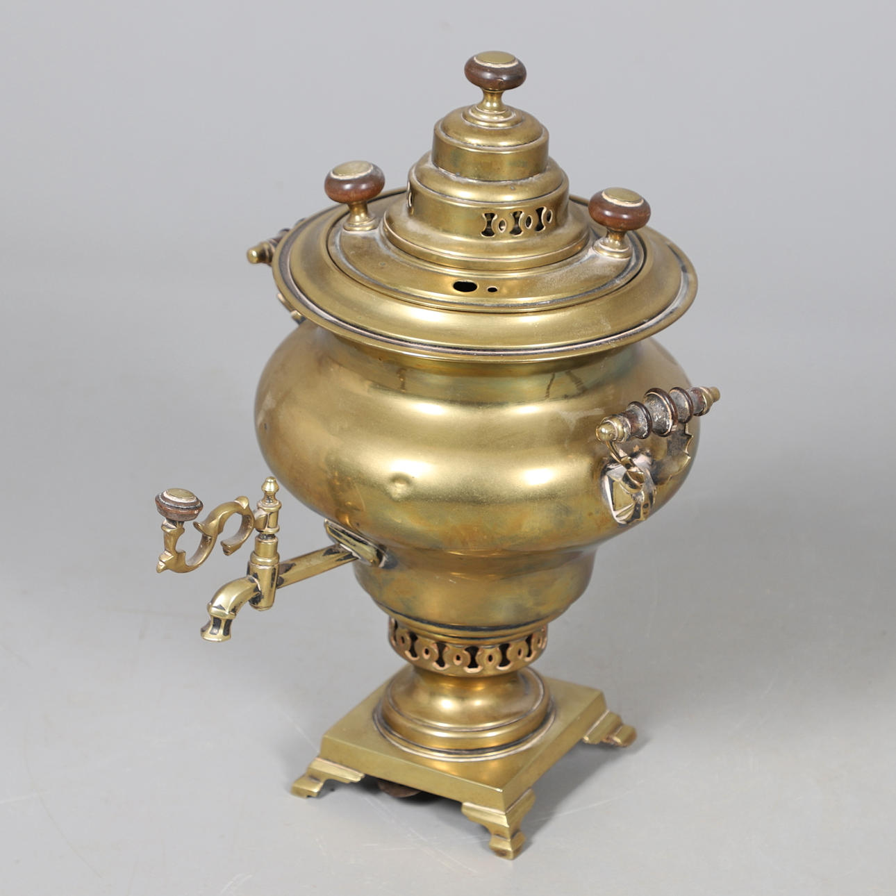 EIN RUSSISCHER MESSING-SAMOWAR AUS DEM 19. JAHRHUNDERT.