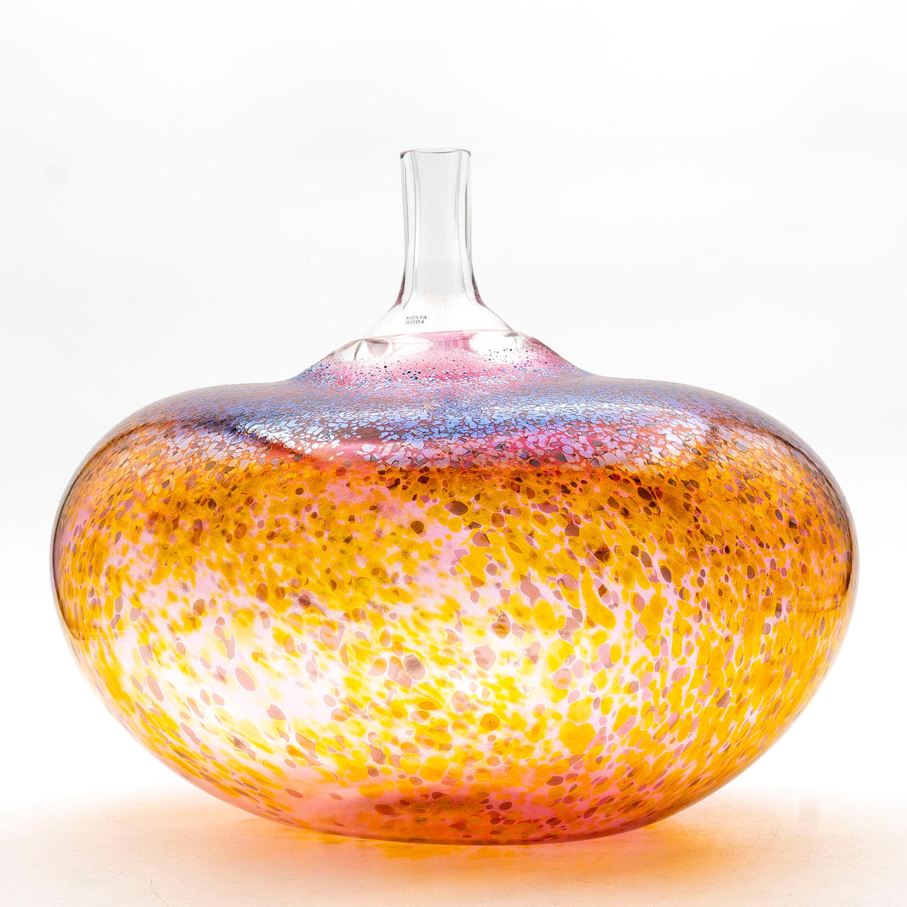 BERTIL VALLIEN. Flaska "Beans" Kosta Boda 2020.