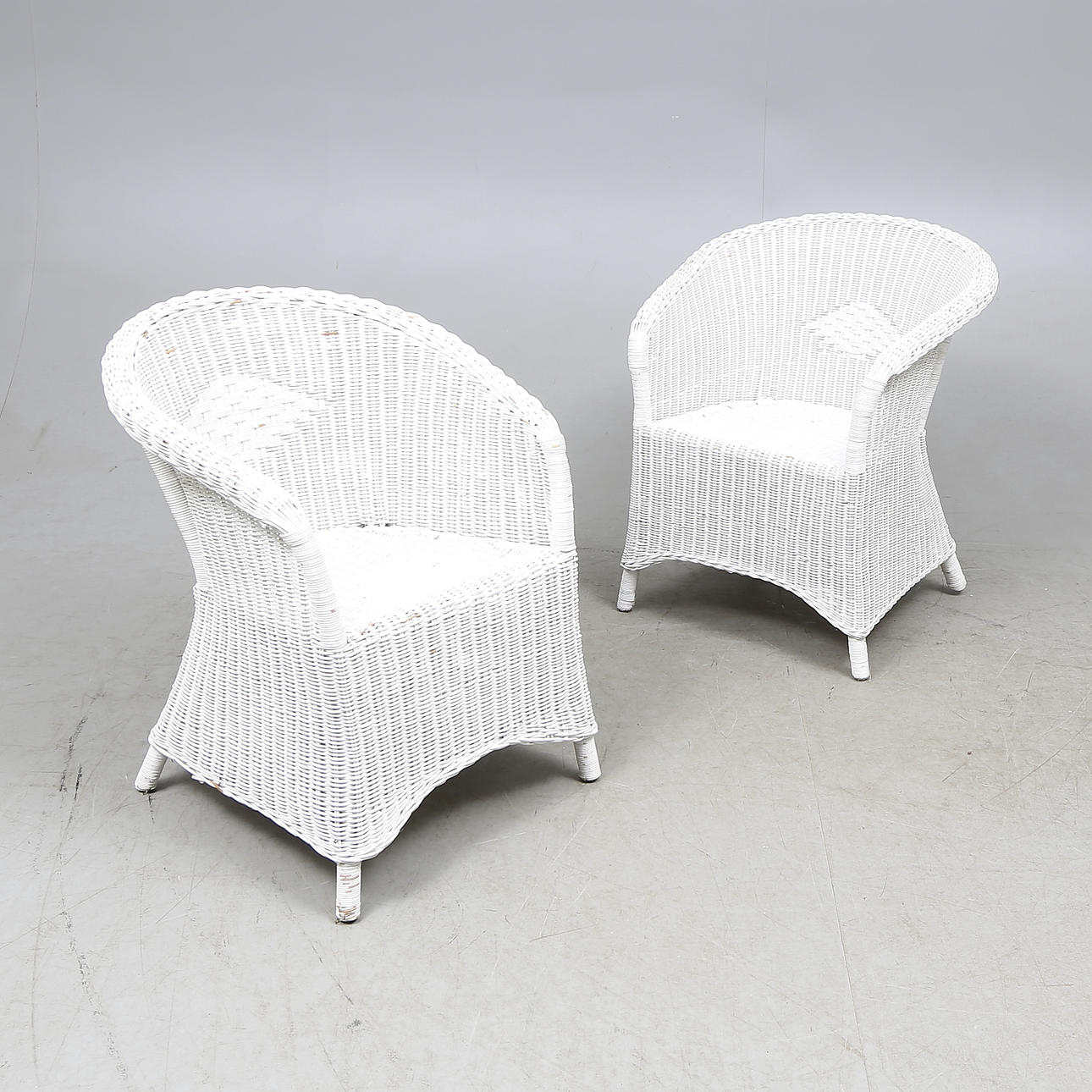 KORGFÅTÖLJER, ett par, 1900-tal.