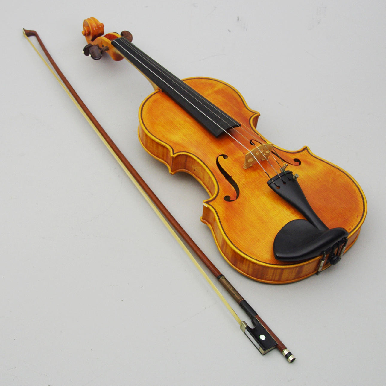 FIOL MED STRÅKE, märkt Bertil Johansson Helsingborg 1989.