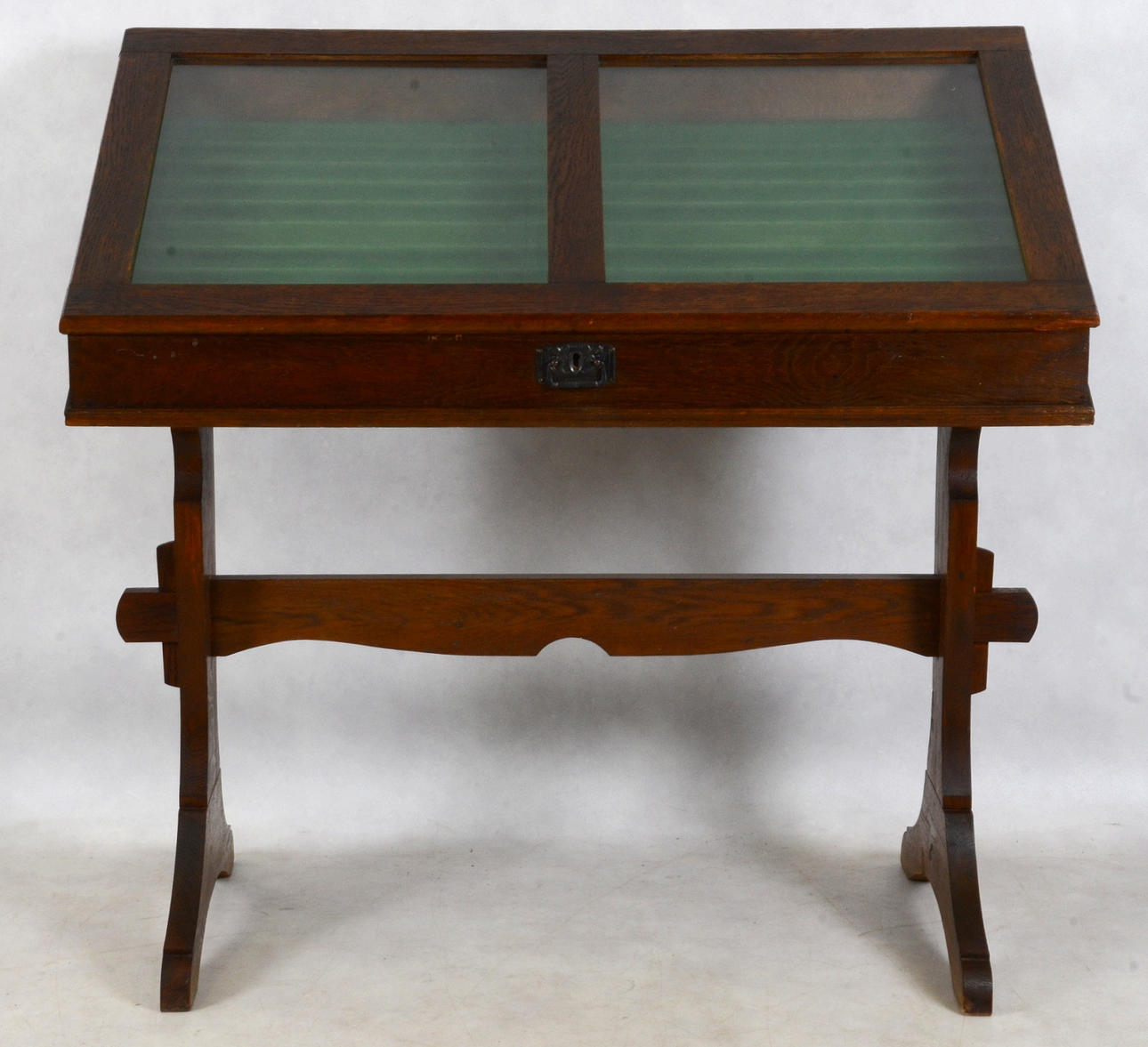 GOLVVITRIN, betsad ek, 1900-talets första hälft.