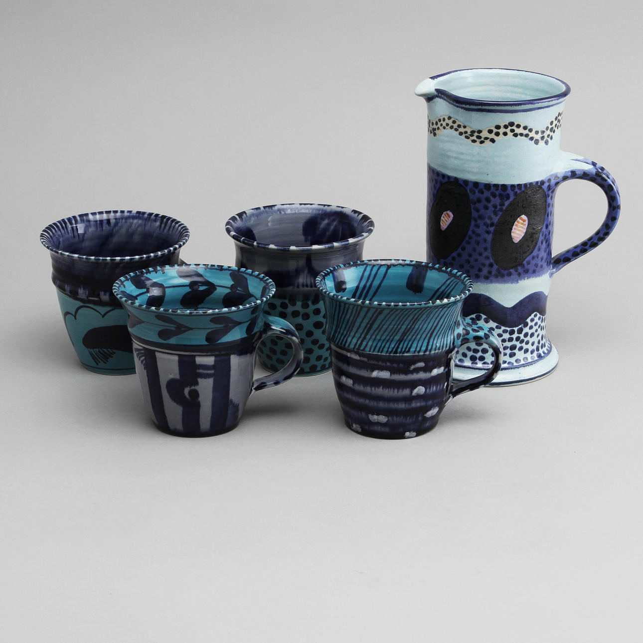 KANNA och MUGGAR, 5 delar, keramik, Herman Fogelin.