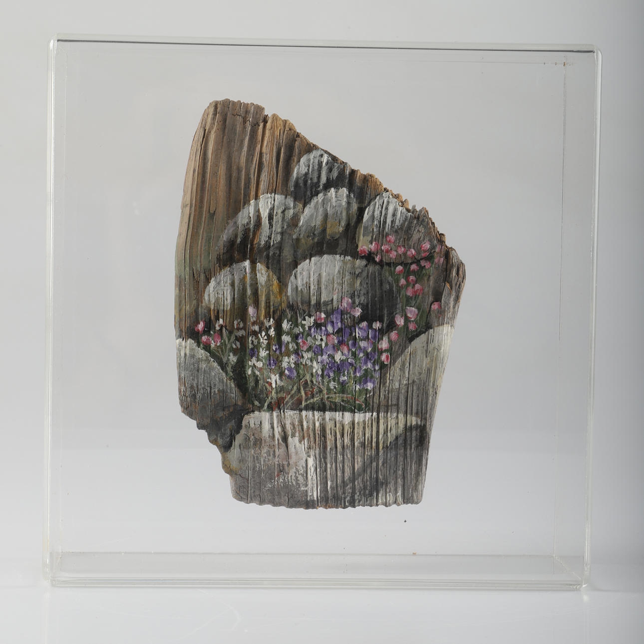 ROSA EKELUND. Skulptur, målad trä i plexilåda, signerad.