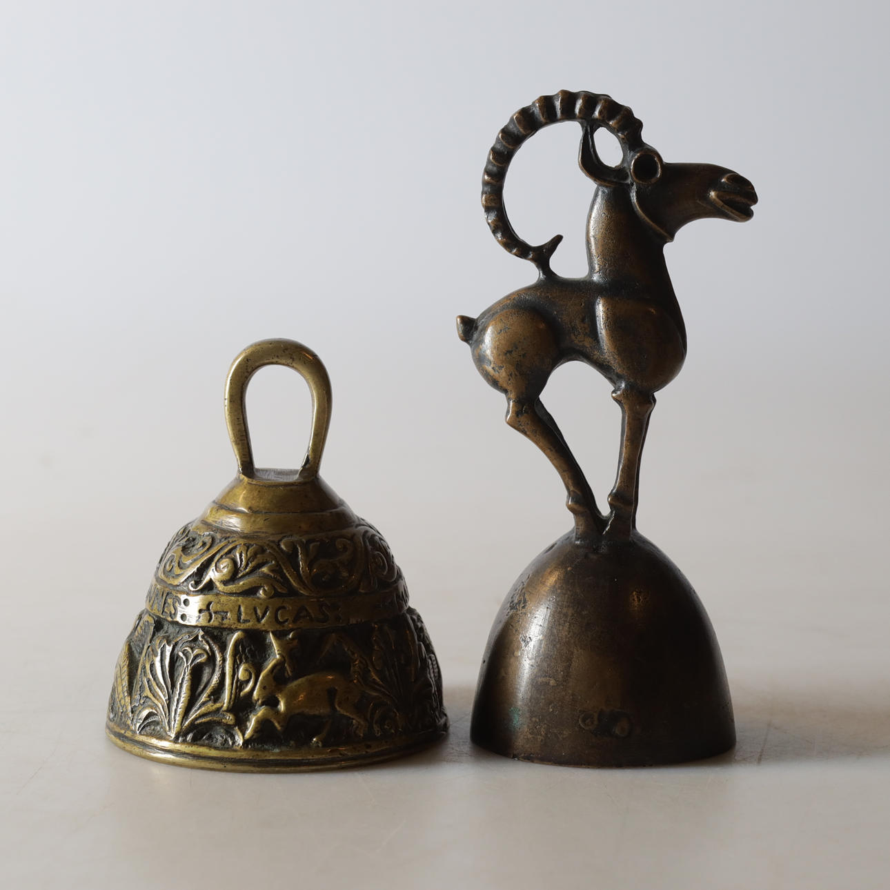 KLOKKERINGER. Messing/Kobber, indgraverede motiver, 20. årh.