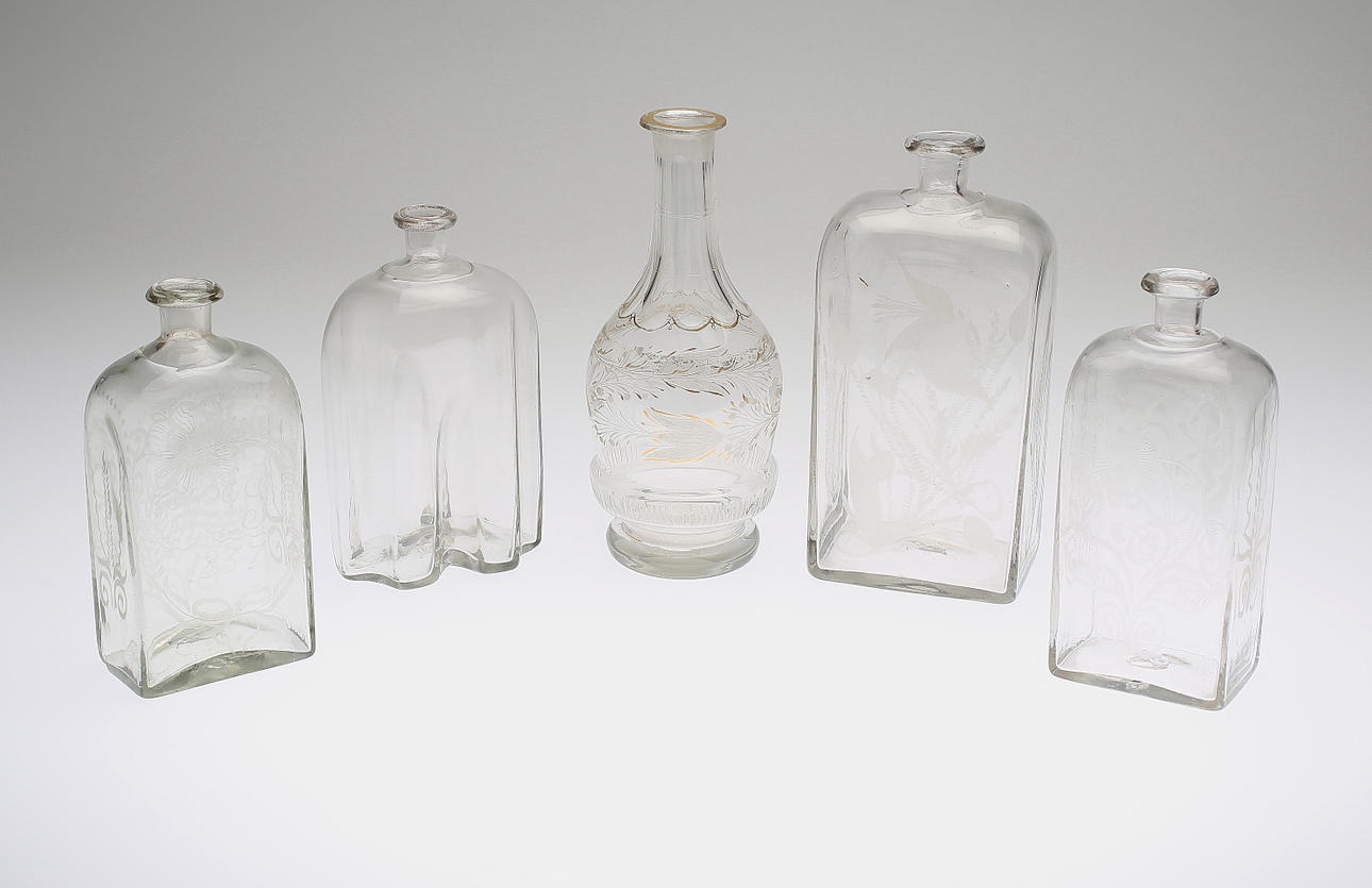FLASKOR, 5 st, glas, varav 3 st Cedersbergs glasbruk, 1800-tal.