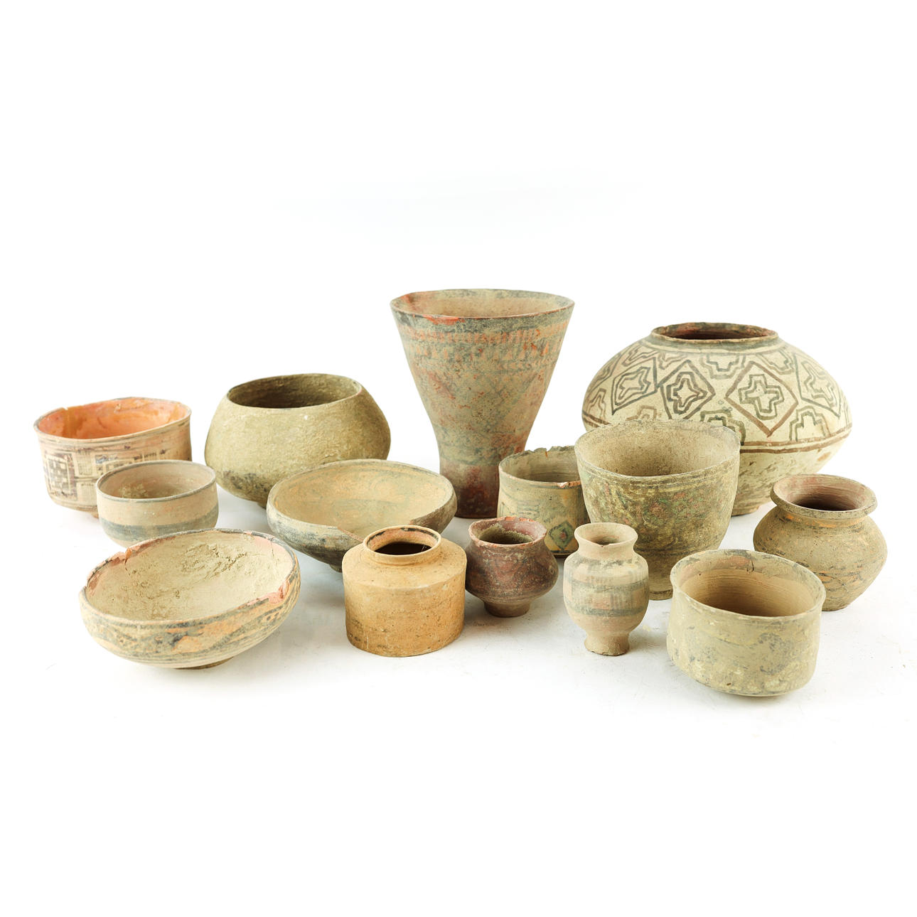 EINE SAMMLUNG VERSCHIEDENER TERRAKOTTATÖPFE.