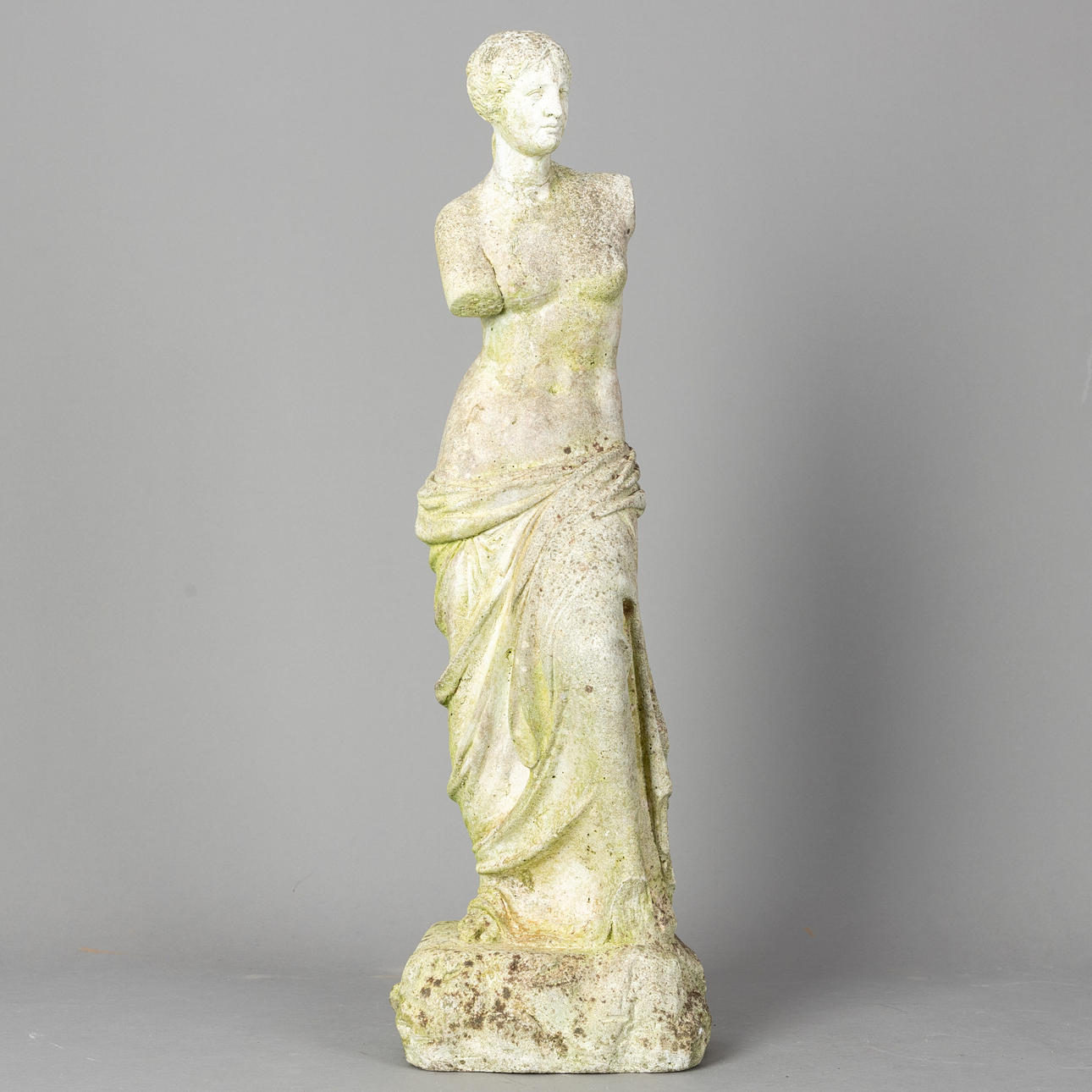 Kleine Gartenfigur einer griechischen Göttin der Liebe „ Aphrodite“.