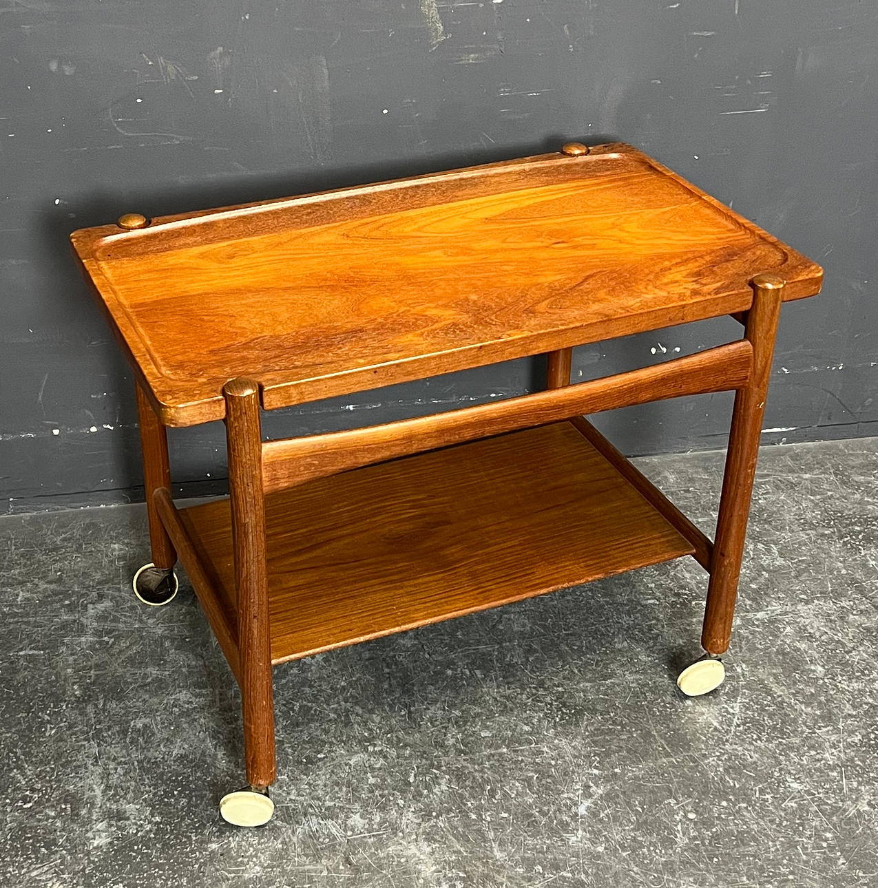 HANS J. WEGNER. SERVERINGSVOGN.