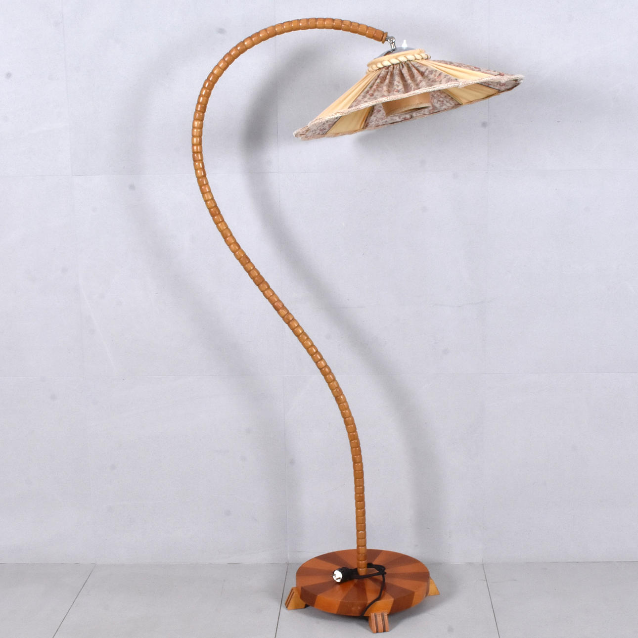 GOLVLAMPA, trä, 1930/40-tal.