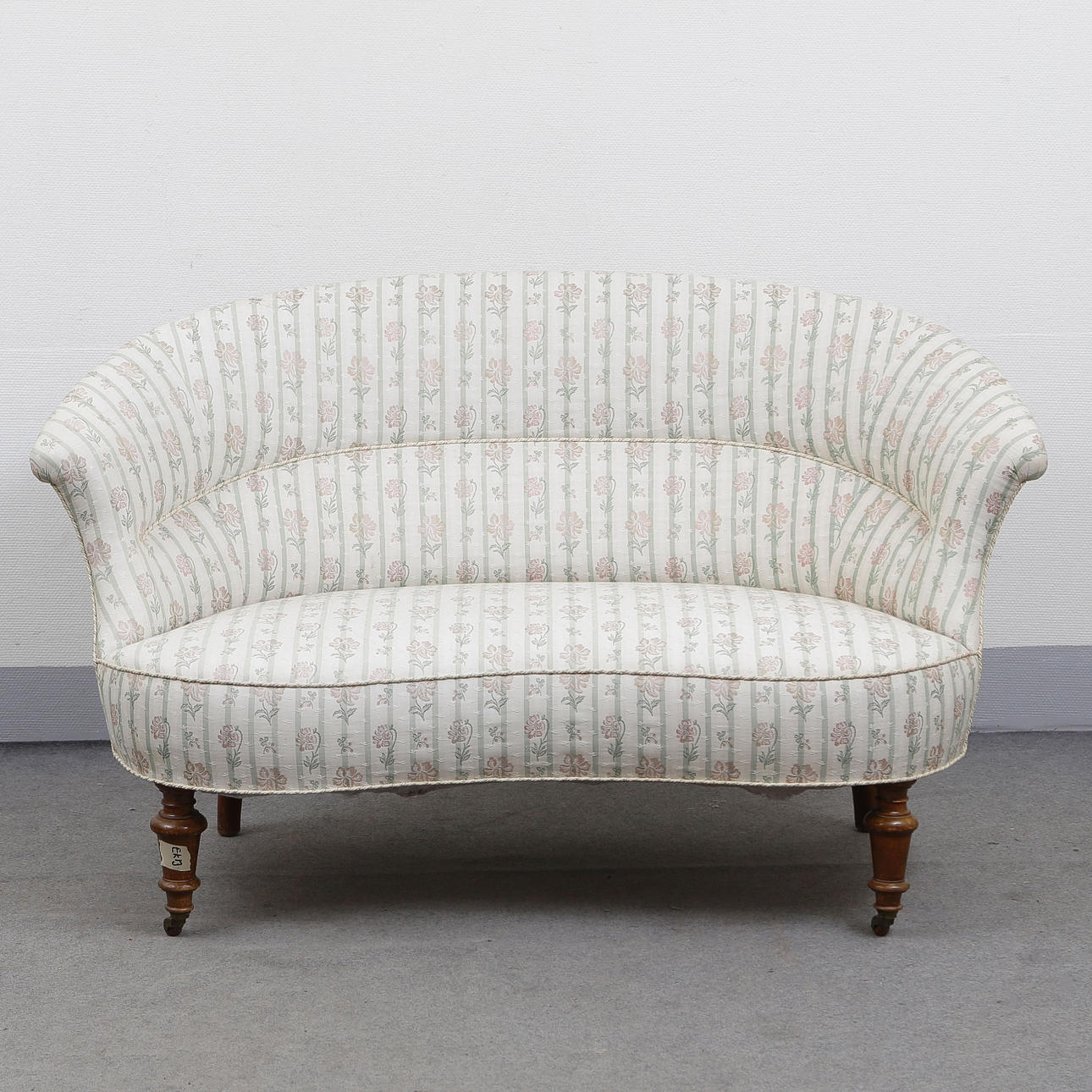 SMALL LOUNGE SOFA WITH CAROUSELS, LATE 19TH CENTURY.