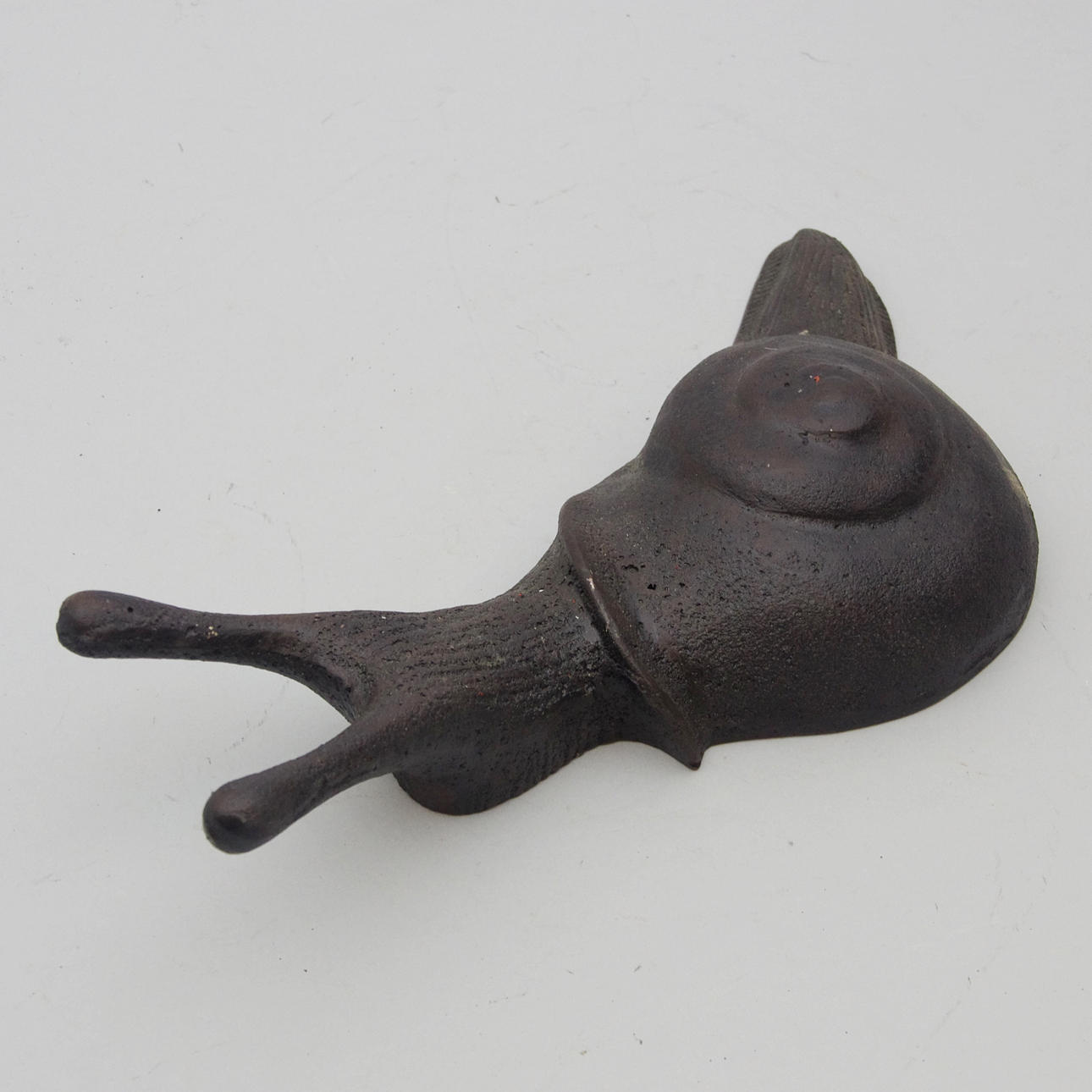 STÖVELKNEKT i form av snigel, gjutjärn, samtida.