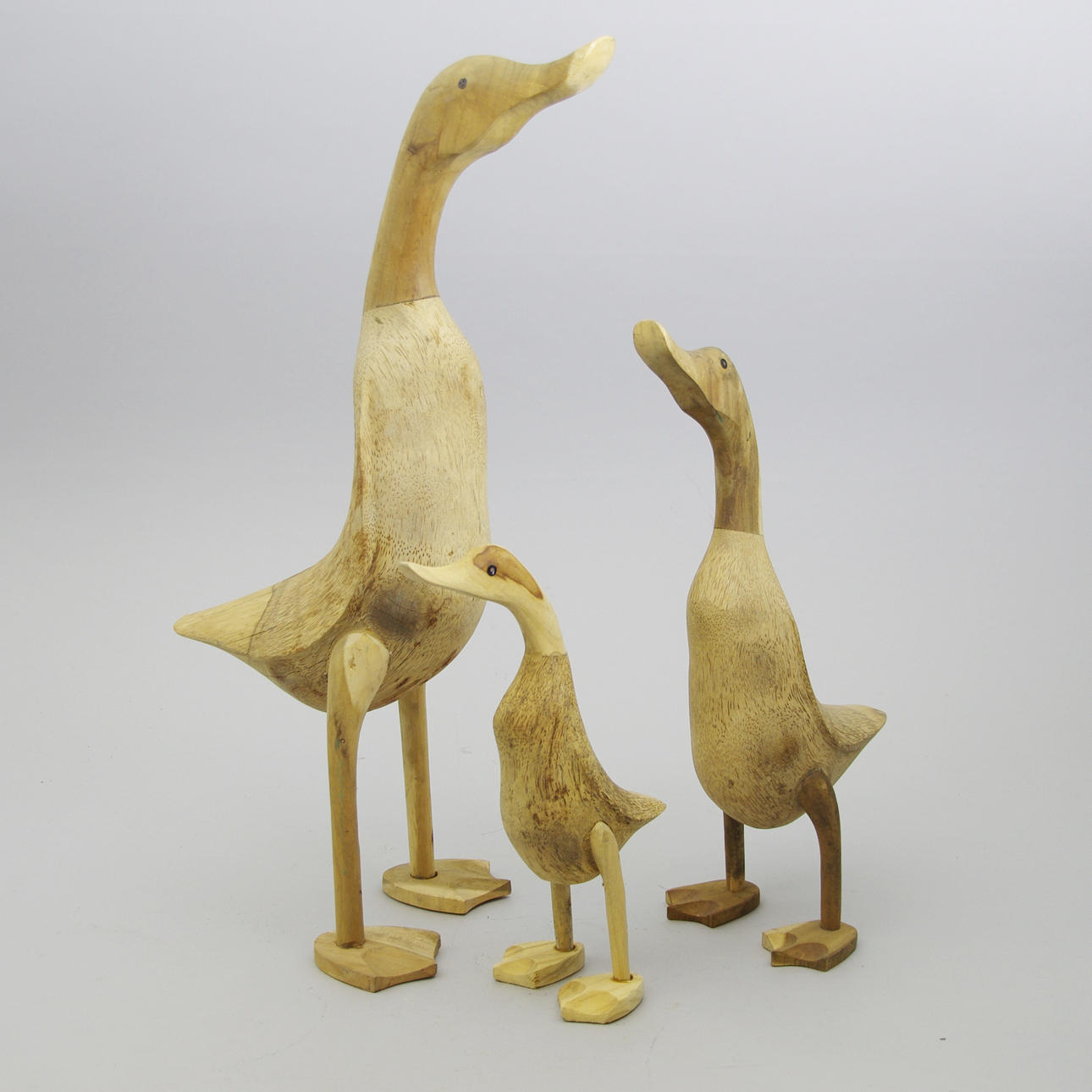 FIGURINER, 3 stycken, gäss, snidat trä, samtida.
