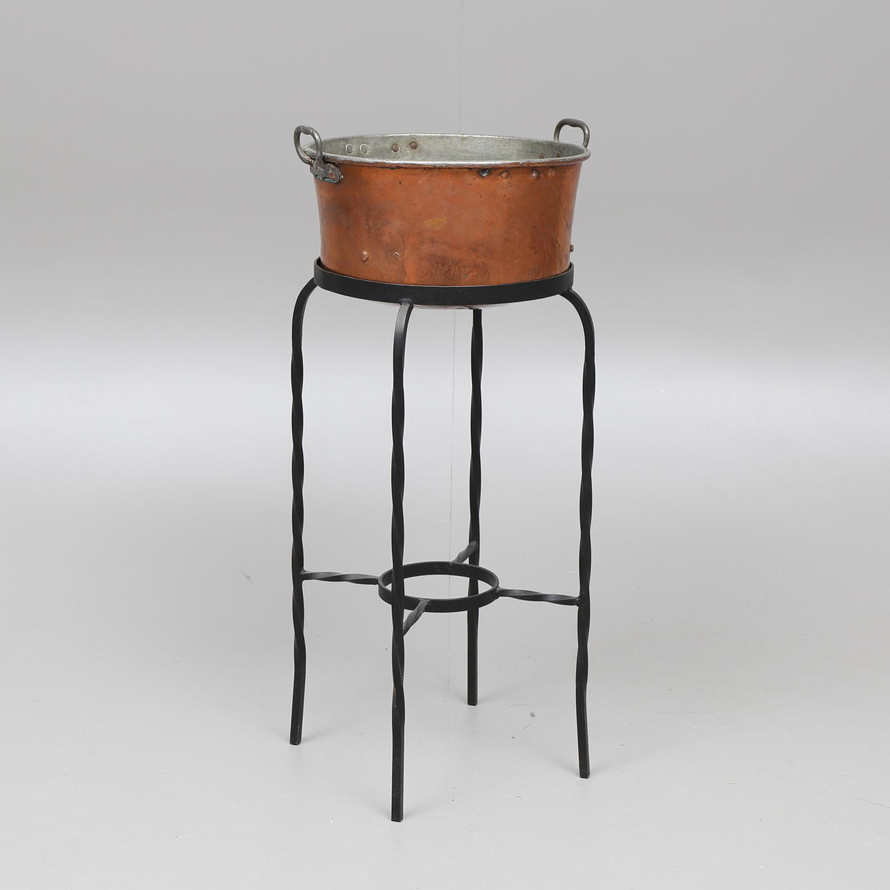 GRYTA på smidesställning, koppar.