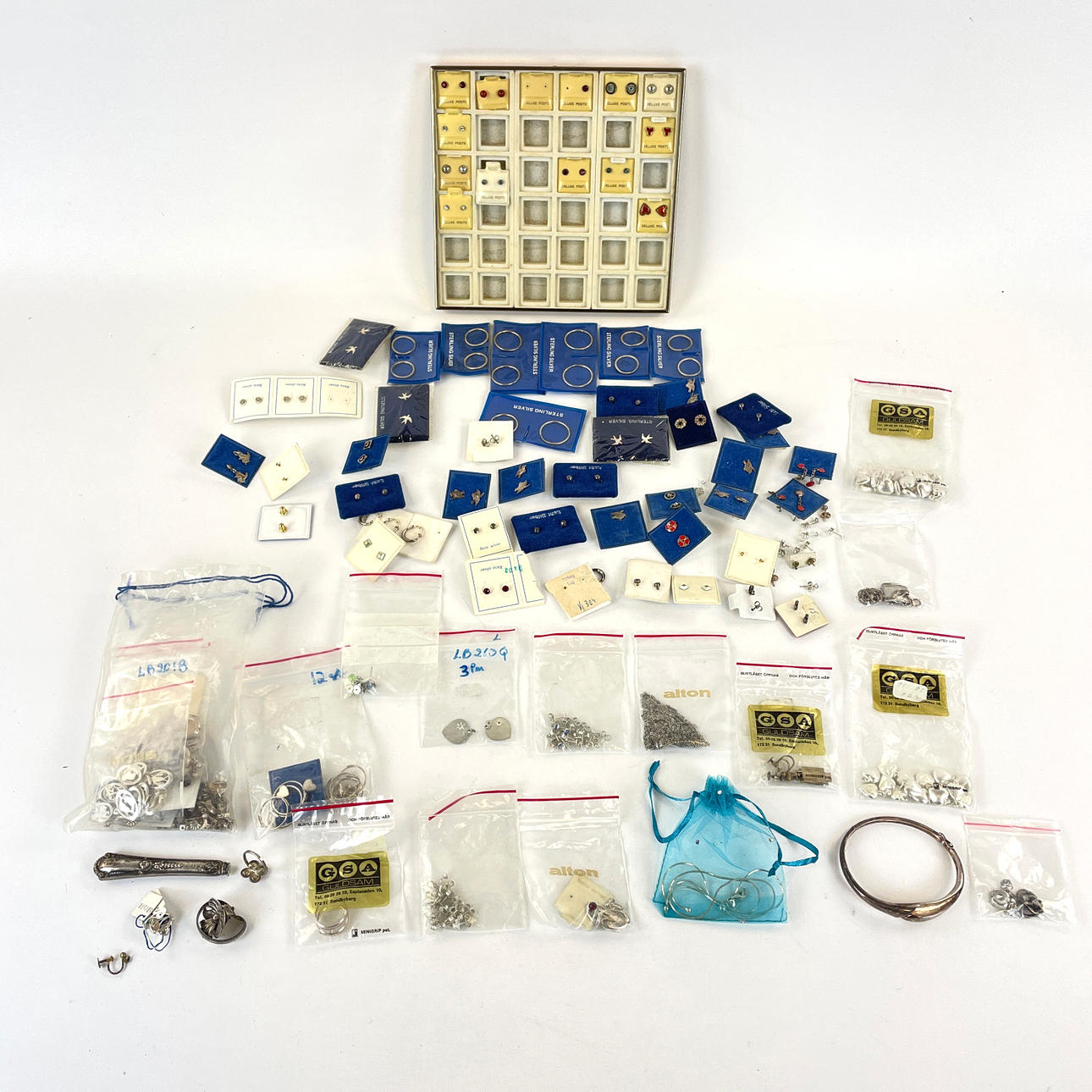 SMYKKER, parti, mest SØLV.