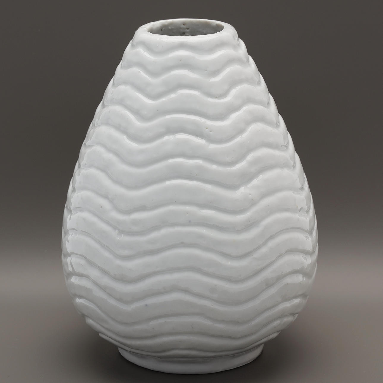 GUNNAR NYLUND. Vas, chamotterat stengods, monogramsignerad GN, Rörstrand.