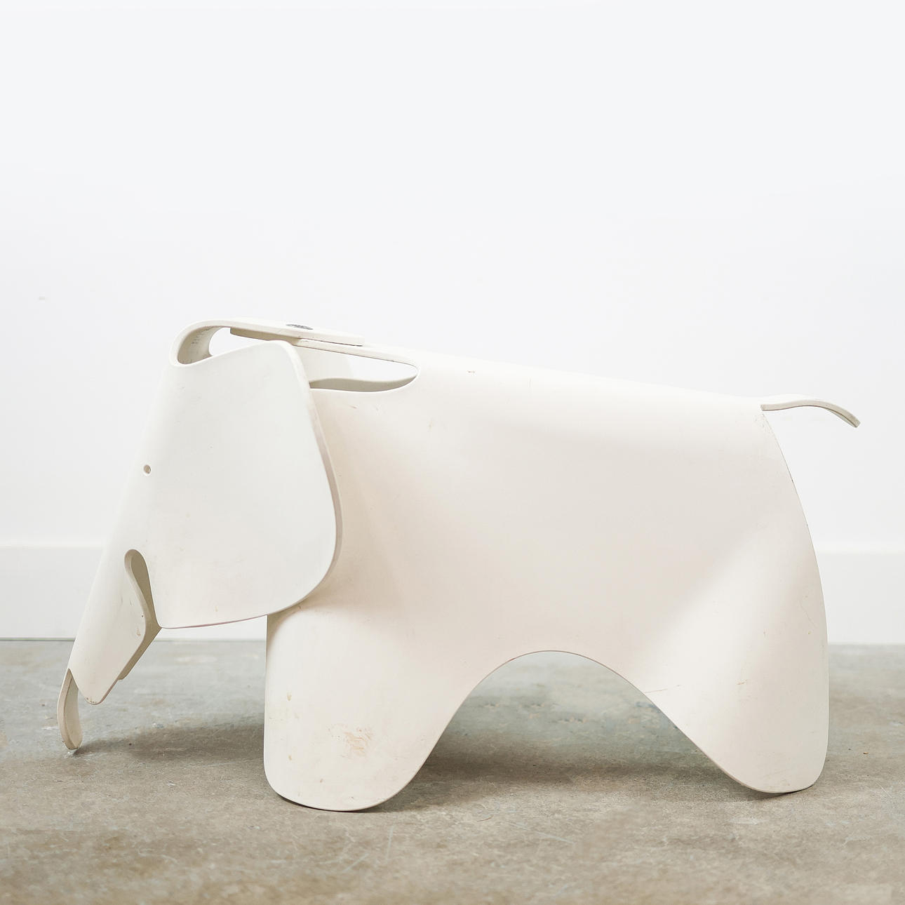 VITRA EAMES ELEPHANT, VON CHARLES UND RAY EAMES.
