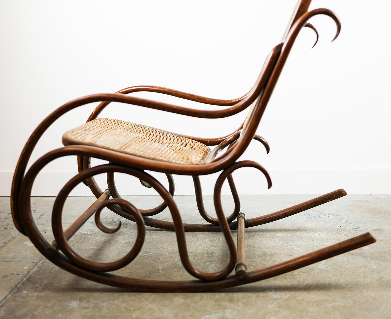 EN THONET BÖJTRÄ GUNGSTOL.