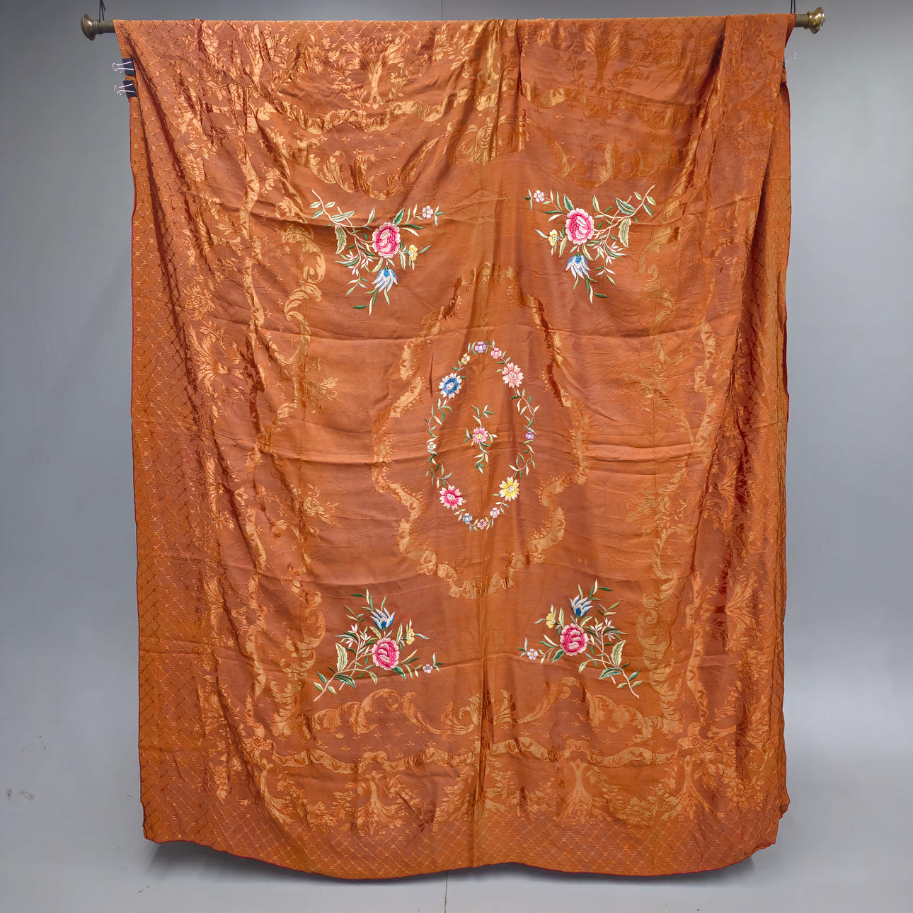 DAMAST SILKE TÄCKE.