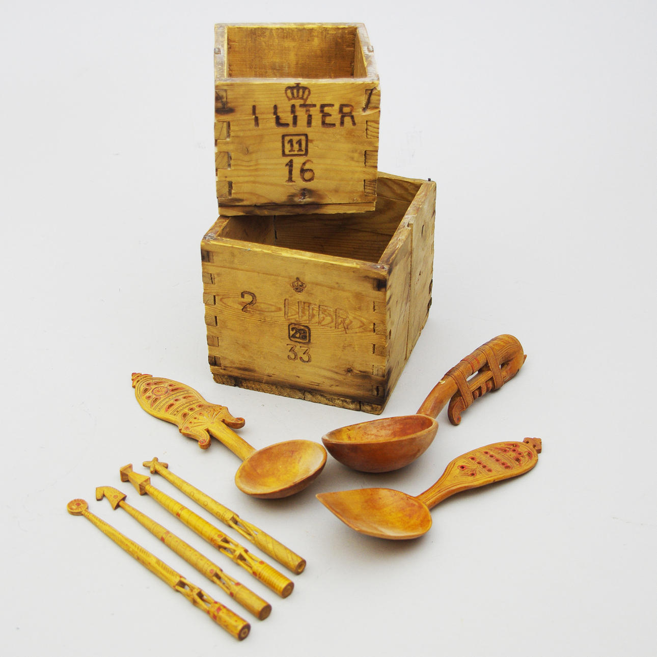 MÅTT, BESTICK M.M., snidat trä, 1800/1900-tal.