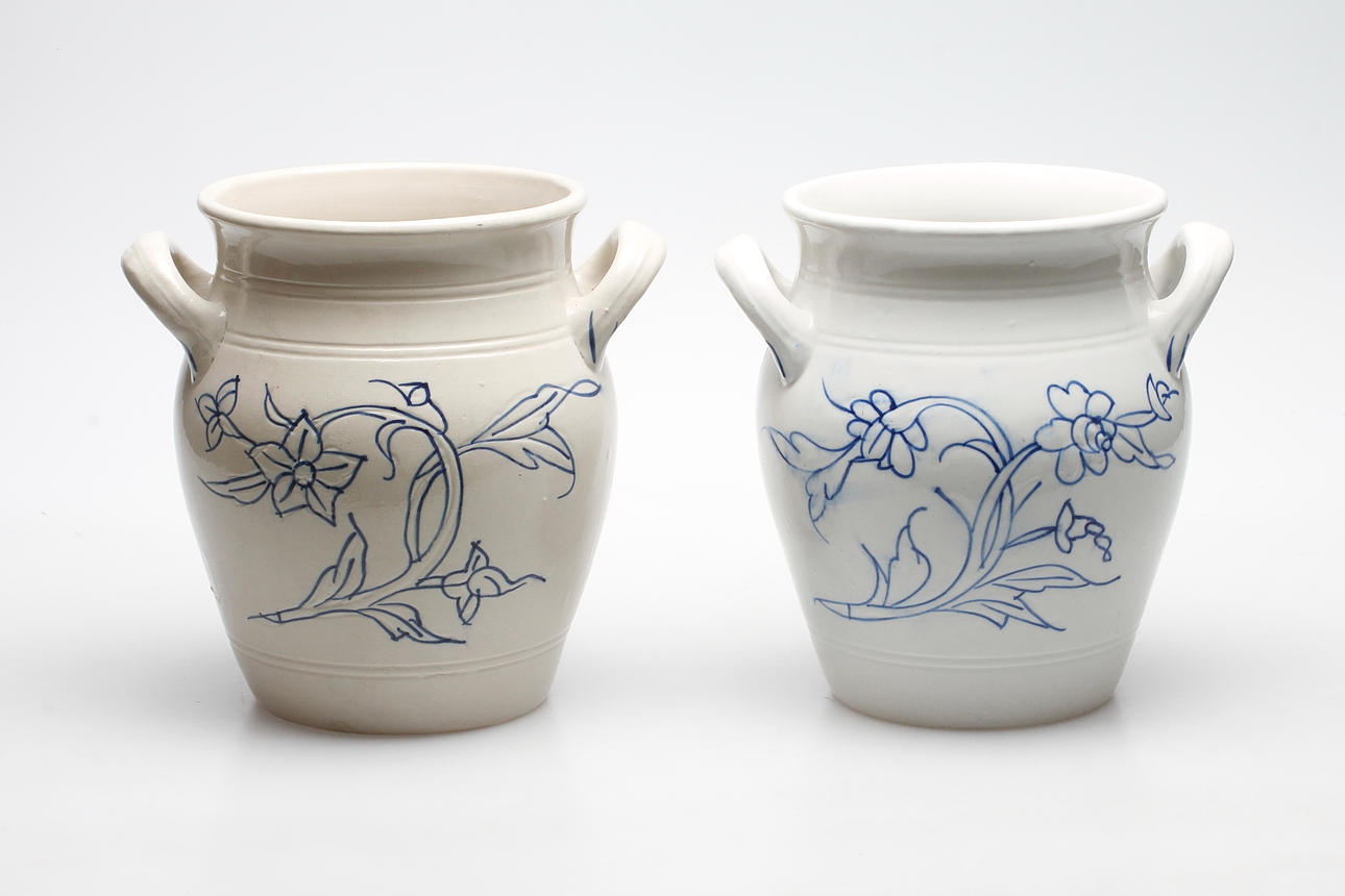 KRUKOR, ett par, snarlika, stenmassa, Rörstrand, 1900-talets första hälft.