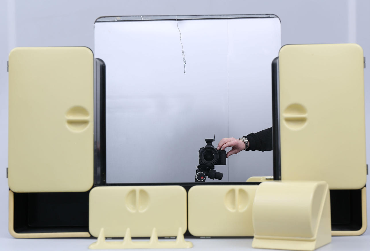 BADRUMSSKÅP, HANDDUKSHÄNGARE OCH PAPPERSHÅLLARE, hårdplast, 4 delar, C M Brevettato, Italien, 1960-tal.